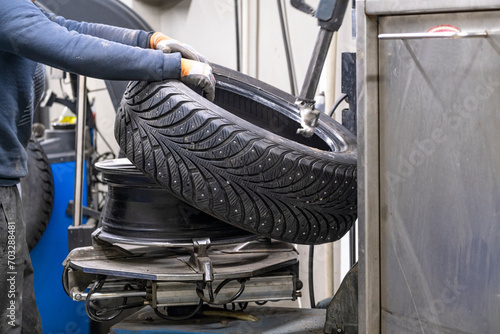 Disassembly and installation of the tire on the disc of the car. Replacement of tires according to the season at the car service.