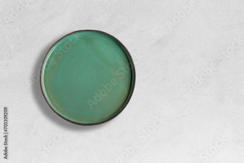 Canvas Print Handmade empty ceramic plate top view with copy space on grey concrete table