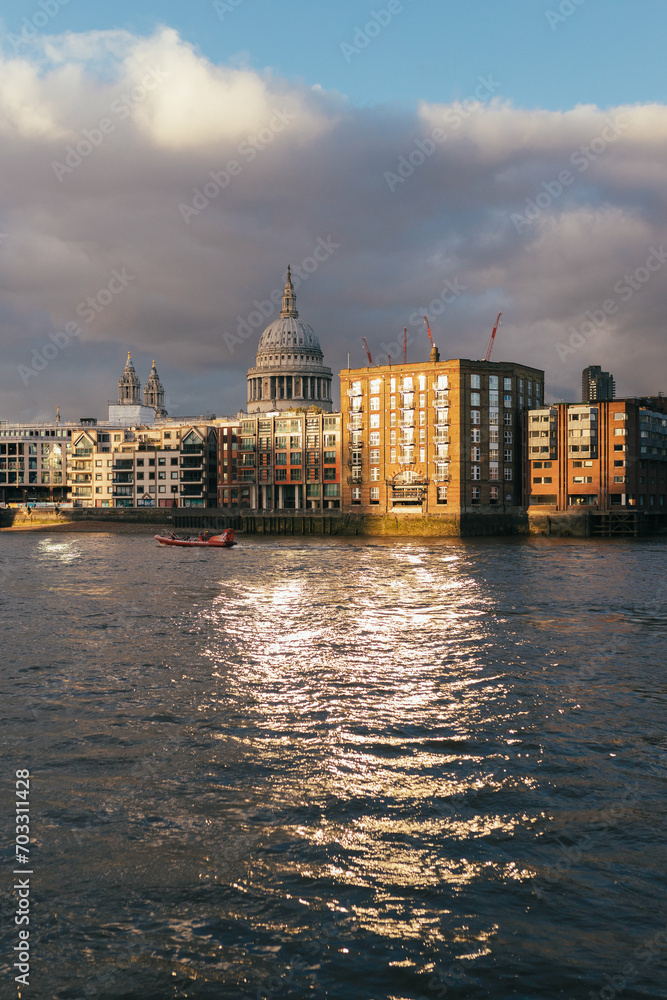 Obraz premium buildings on the river