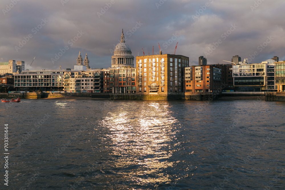 Obraz premium buildings on the river