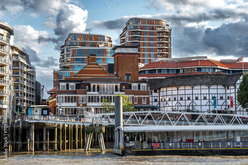 Φωτογραφία Shakespeare's Globe Theatre At The Bank Of River Thames In London, United Kingdo