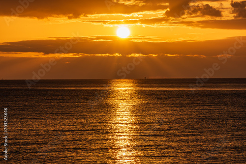 海を照らす夕陽
