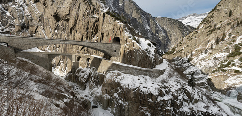 Wallpaper Mural Schöllenenschlucht mit Teufelsbrücke, bei Andermatt, Uri, Schweiz Torontodigital.ca