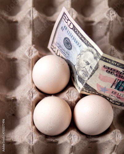There are eggs in the egg carton and 100 dollars on it, implying an increase in egg prices, © kodbanker