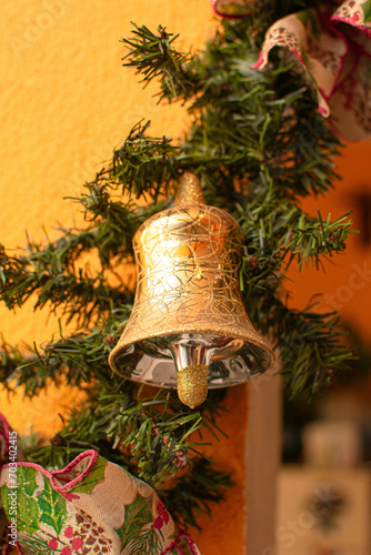 Imagen vertical de una campana navideña decoración en diciembre o navidad 