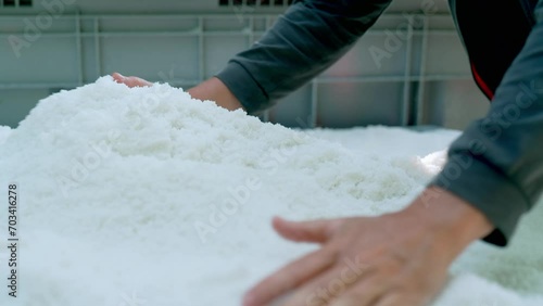 Bretagne Salzgärten Guérande abgeschoepftes Fleur de Sel rinnt durch die Hände photo