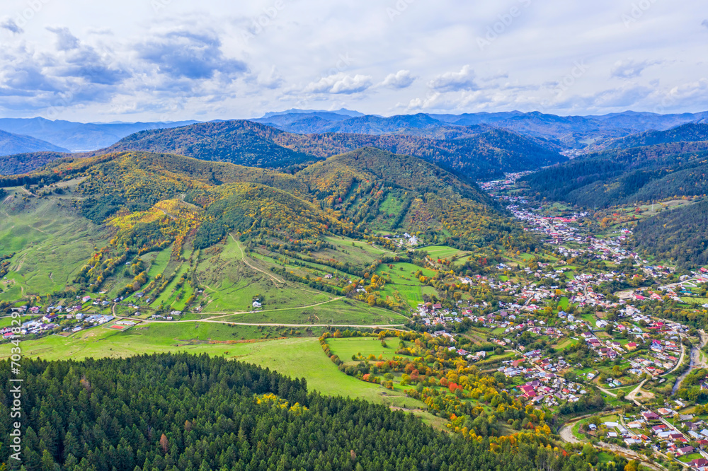 Obraz premium Mountain village, aerial scene during autumn