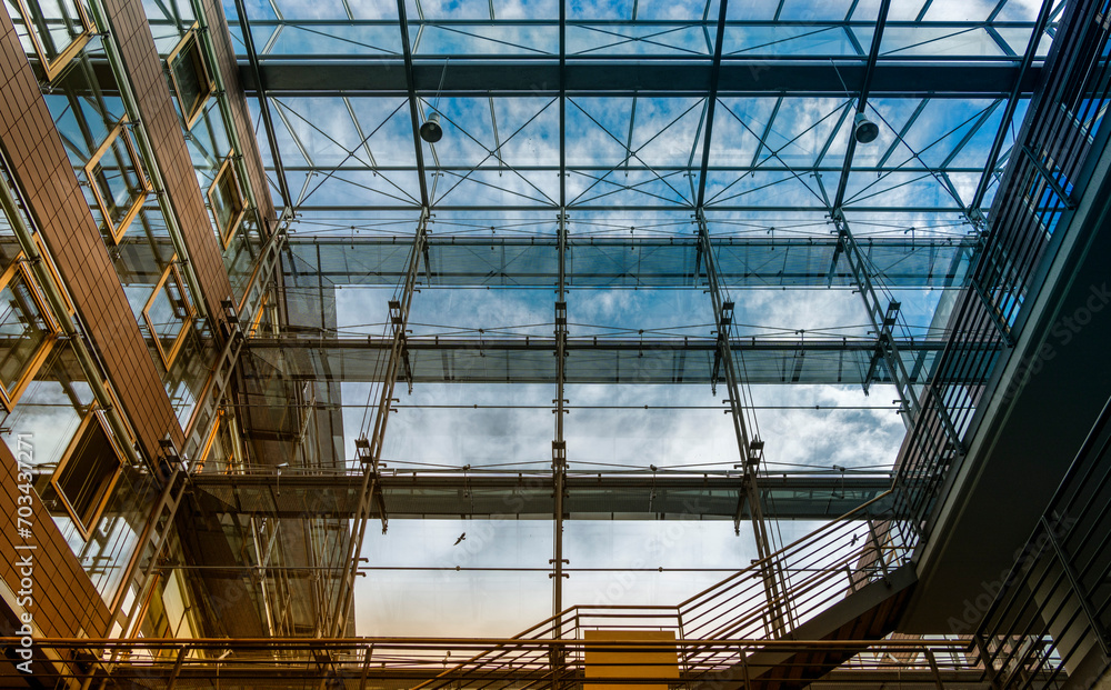 Glasdach und Hausfassade aus Glas, Humboldt Universität zu Berlin, Johann von Neumann Haus, Berlin Adlershof, Deutschland