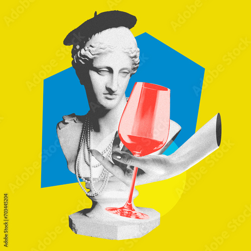 Foto Antique statue bust in Parisian style beret and alcohol cocktail over bright background