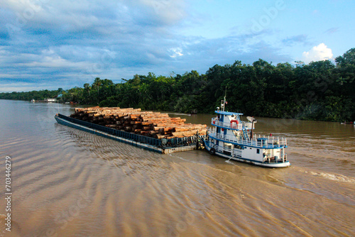 Balsa carregando toras de árvores no rio Amazonas