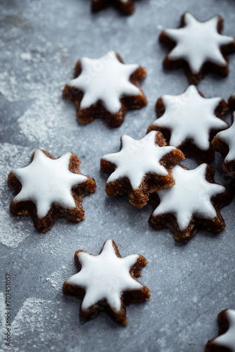 biscuits bredele de Noël en forme d'étoile aux épices, cannelle, orange et sucre glace