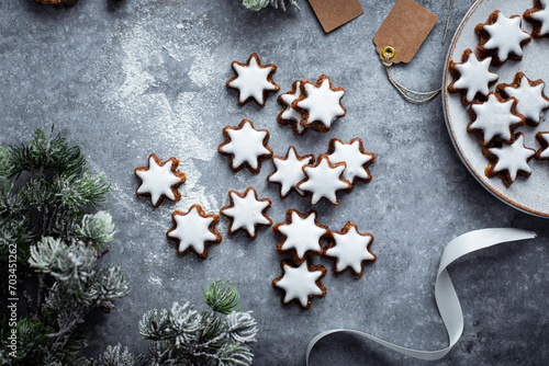 biscuits bredele de Noël en forme d'étoile aux épices, cannelle, orange et sucre glace