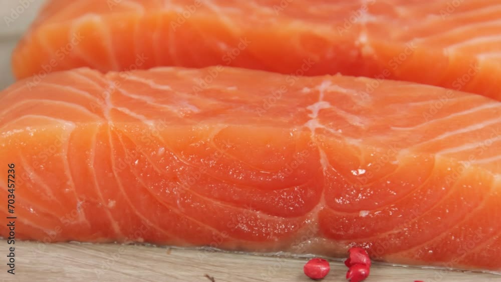 morceaux de saumon cru, en gros plan, sur une planche à découper morceaux de saumon cru, en gros plan, sur une planche à découper
