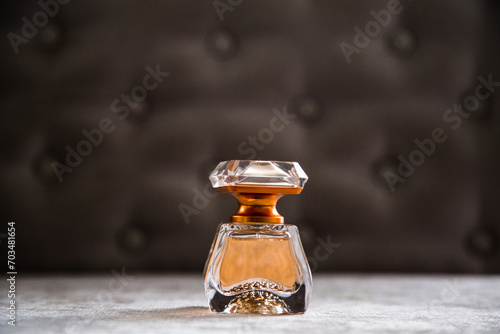 Frasco de perfume no fundo de um sofá de couro. Foco seletivo. photo