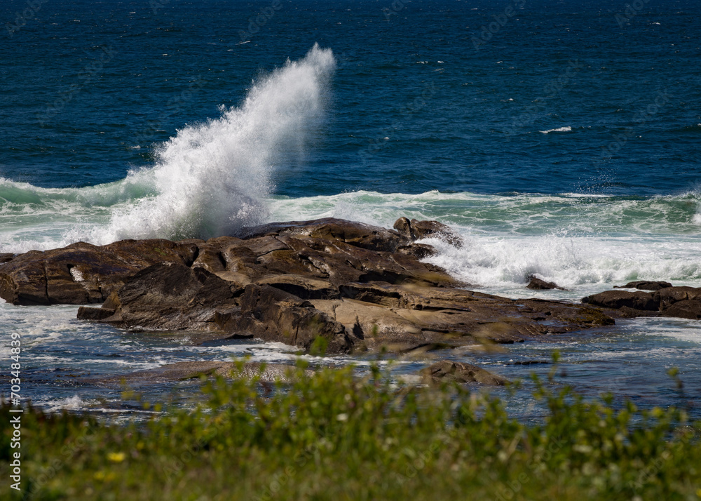 Detalhe de onda do mar a bater em pedra. Mar agitado.