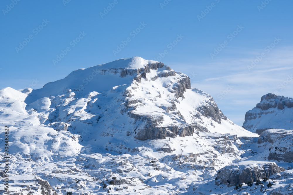 Obraz premium spectacular snow-capped mountain in europe french pyrenees, with copy space for advertisement