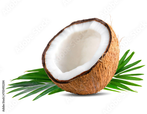 Halbe Kokosnuss mit Blatt isoliert auf weißem Hintergrund, Freisteller