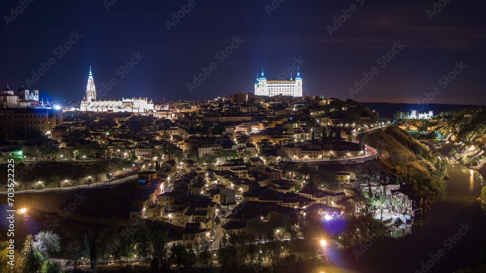 Die Altstadt von Toledo bei Nacht. Besonders beleuchtet ist Alcázar und Kathedrale.