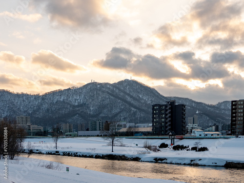 幌平橋から眺める藻岩山と豊平川（北海道札幌市豊平区）