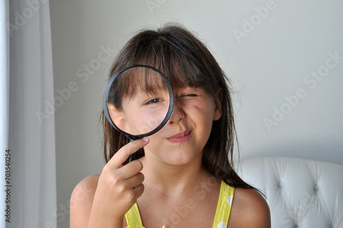 menina criança segurando lupa escolar , brincadeira divertida volta as aulas  photo