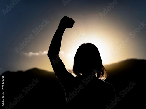Silhouette de femme levant son bras, concept de succès gagnant