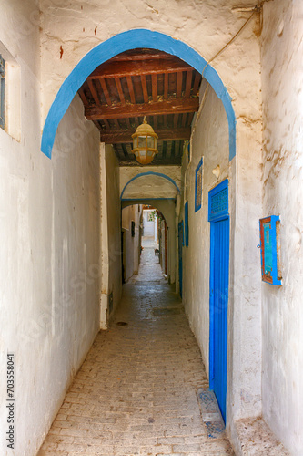 Narrow passage street in the kasbah of Tangier © Vicente Sargues
