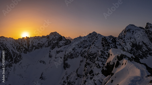 Fototapeta Naklejka Na Ścianę i Meble -  Zimowy wschód słońca, Tatry