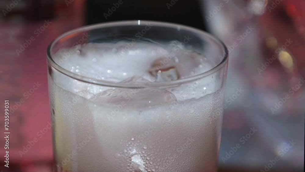 Bebida espumosa en un vaso con hielos Bebida espumosa en un vaso con hielos