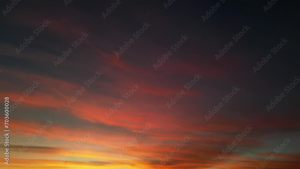 Vista del cielo en el atardecer con tonos rojo y naranja, nubes en el cielo Vista del cielo en el atardecer con tonos rojo y naranja, nubes en el cielo