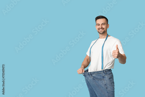 Handsome sporty young man i...