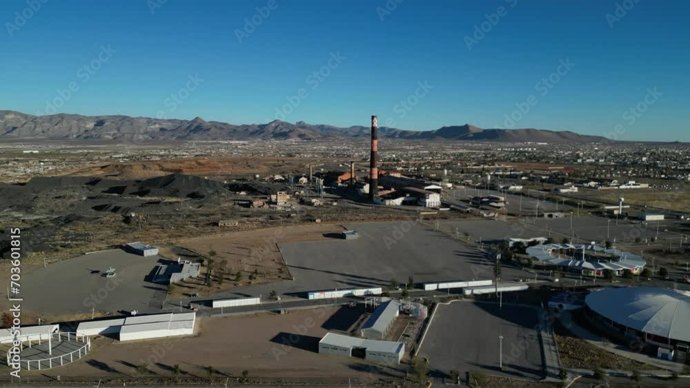 Vista aerea de una fábrica con una chimenea en la capital de Chihuahua Vista aerea de una fábrica con una chimenea en la capital de Chihuahua
