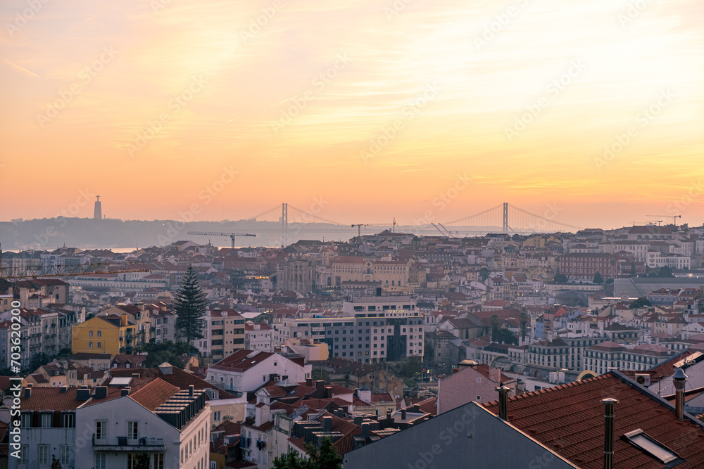 リスボンの四月二十五日橋と夕陽