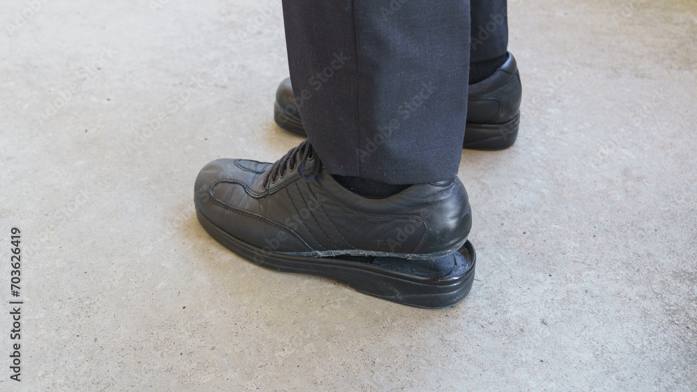 靴底(かかと)の剥がれた靴|スーツの男性の足元 靴底(かかと)の剥がれた靴|スーツの男性の足元