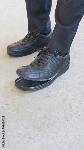 靴底(つま先)の剥がれた靴｜スーツの男性の足元 © aomas
