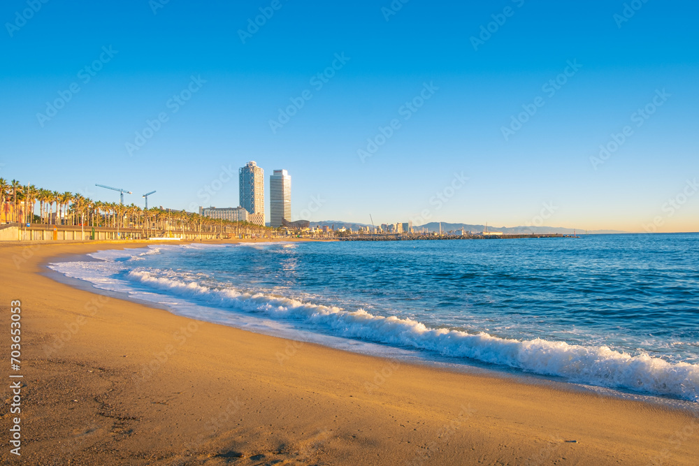 朝のスペインのバルセロネータビーチの風景