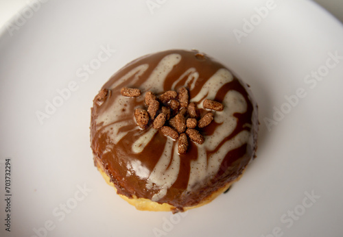 Φωτογραφία a delicious chocolate donut on a plate and a white background