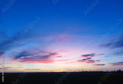 Kolorowy zachód słońca błękit czerwień i żółty. © Stanisław Błachowicz
