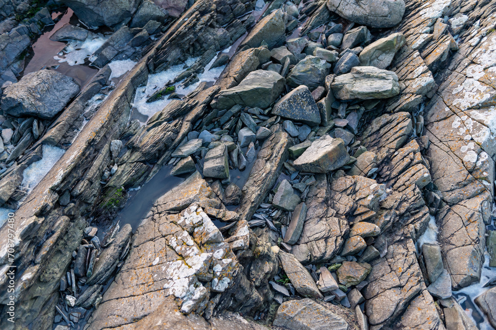 imagen detalle textura suelo rocoso, con distintas grietas y profundidades y algún pequeño charco de agua imagen detalle textura suelo rocoso, con distintas grietas y profundidades y algún pequeño charco de agua