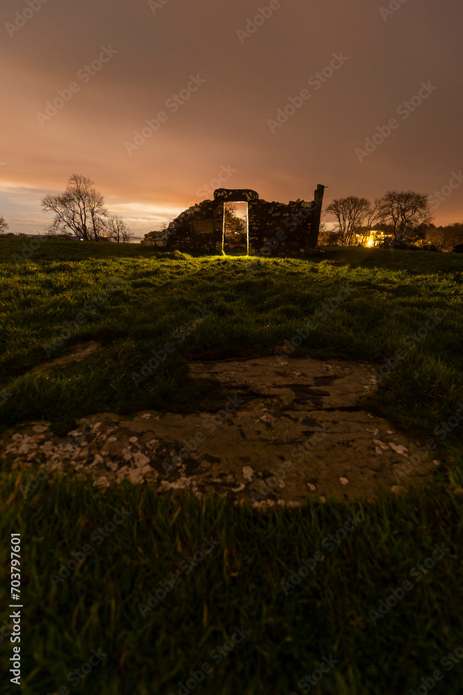 imagen nocturna de Nendrum Monastic en Irlanda dle norte imagen nocturna de Nendrum Monastic en Irlanda dle norte