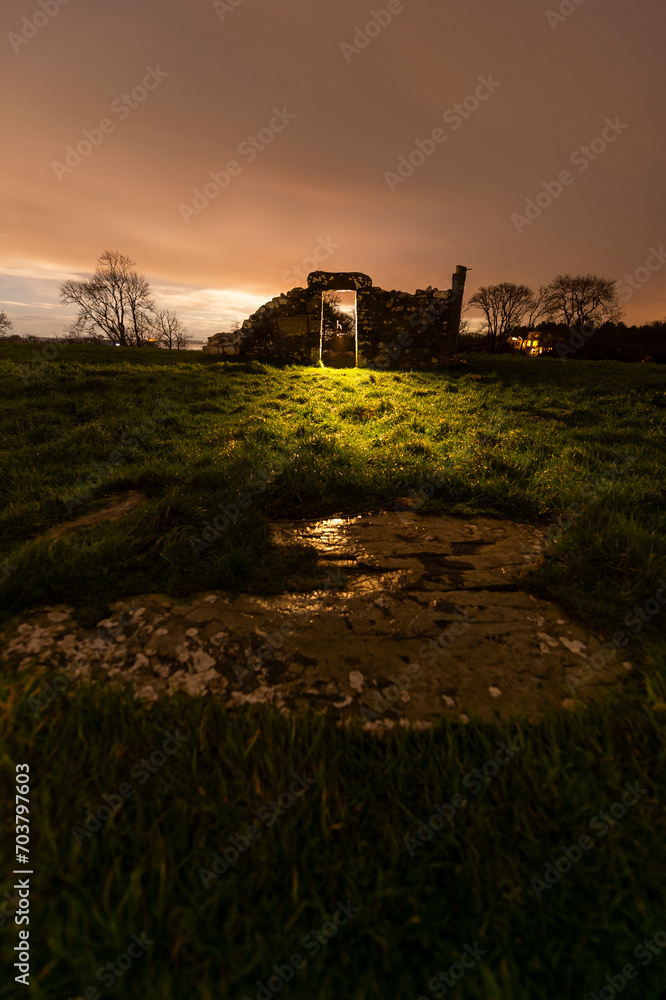 imagen nocturna de Nendrum Monastic en Irlanda dle norte imagen nocturna de Nendrum Monastic en Irlanda dle norte