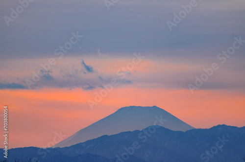 夕焼けに染まる富士山の遠景