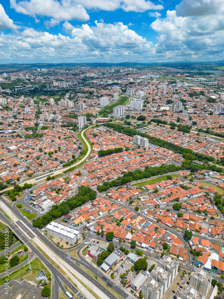 Imagem aérea de 2024 da região do Shopping Unimart Campinas, Jardim Aurélia, Rodovia Anhanguera e Avenida Lix da Cunha. Casas, comércios e avenidas.