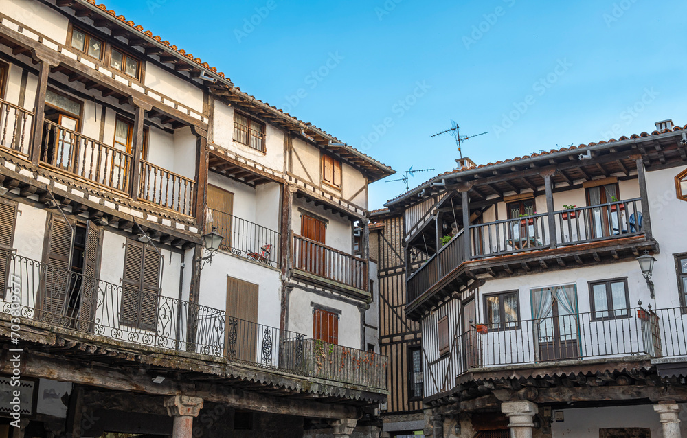 Arquitectura tradicional de casas bajas blancas con balcones de madera en la hermosa villa de La Alberca, España