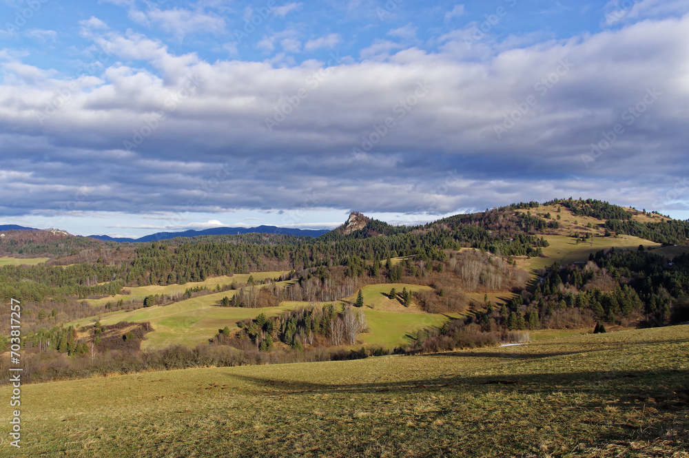 Panorama z widokiem na Pieniny niskie w Słowacji. Panorama z widokiem na Pieniny niskie w Słowacji.