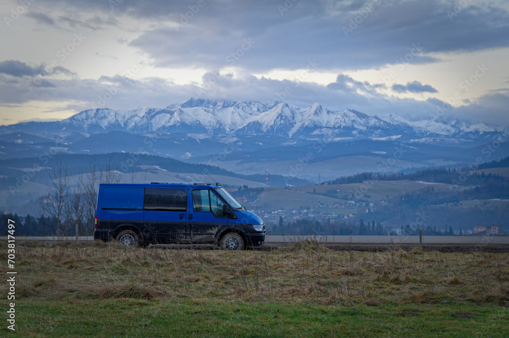 Turystyka Camper Van, domowej roboty camper w górach, podróż.