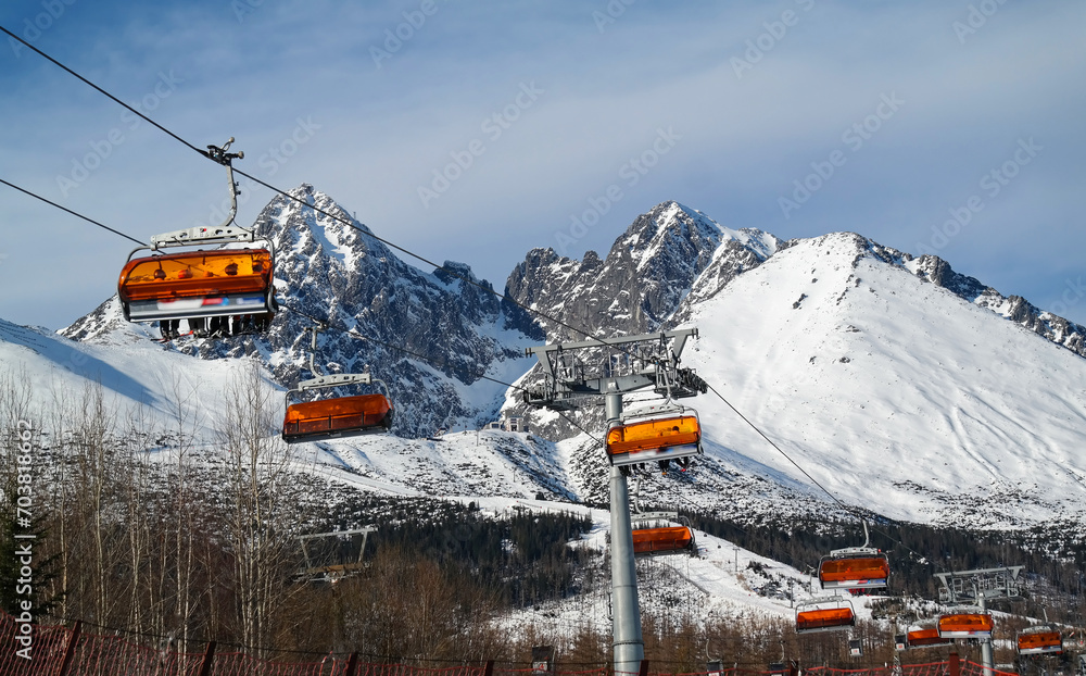 Wyciąg narciarski w Wysokich Tatrach na Słowacji, w tle Łomnica, - obrazy, fototapety, plakaty 