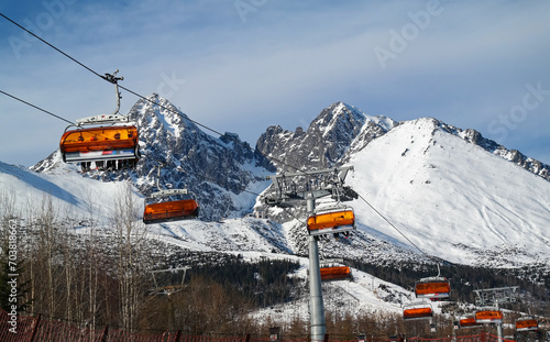 Wyciąg narciarski w Wysokich Tatrach na Słowacji, w tle Łomnica, © Adam Sadlak