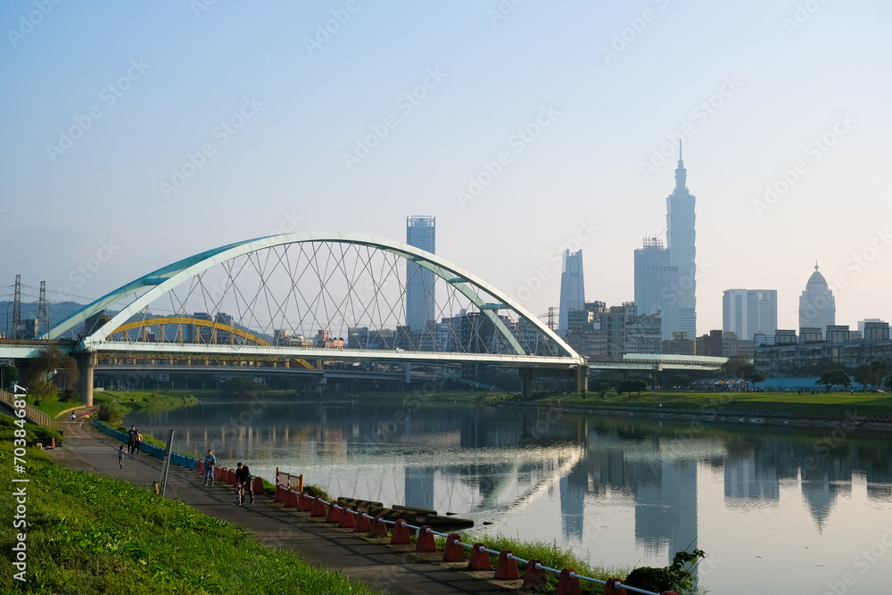 Fototapeta premium 台湾 台北市 基隆河と台北の高層ビル群