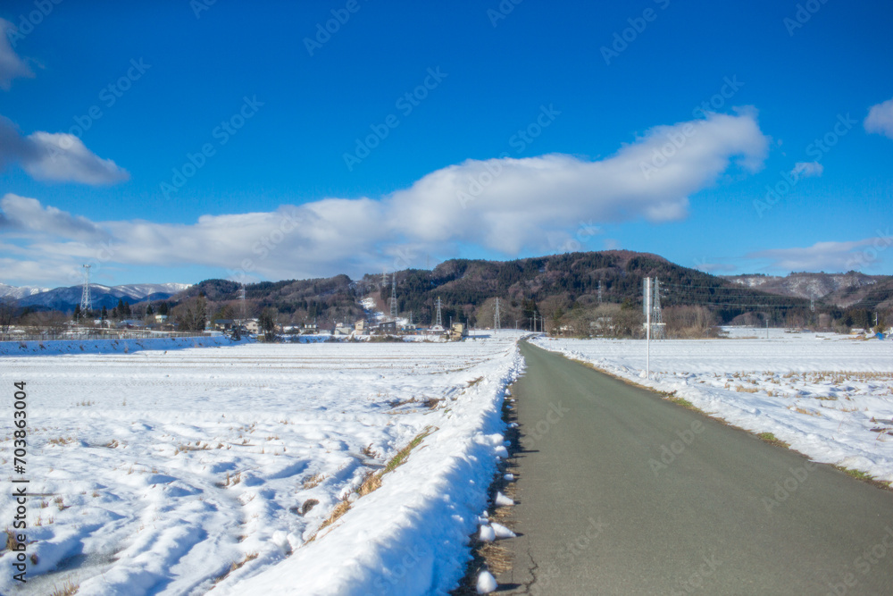 鮮やかな空と雪の道