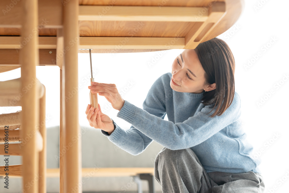 家具を組み立てる女性 家具を組み立てる女性